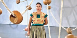 Hernández es egresada de la escuela de Bellas Artes de Oaxaca y de las Clínicas de Especialización en Arte Contemporáneo.