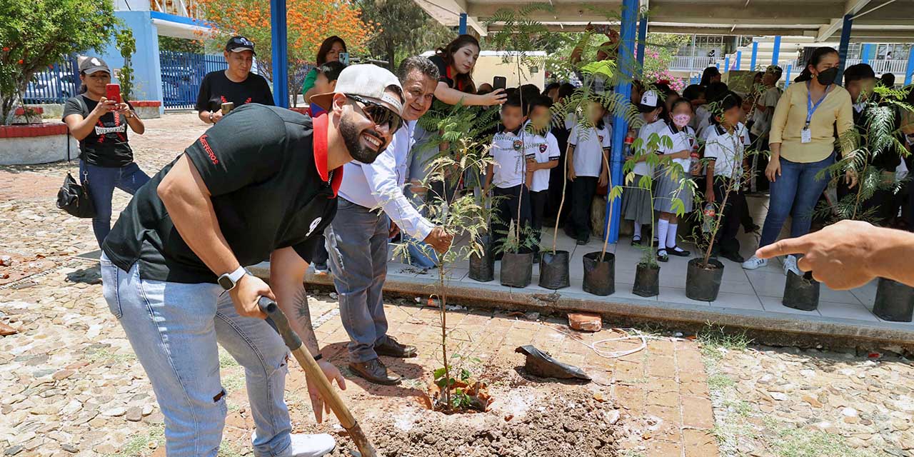 Fotos: Luis Alberto Cruz // Integrantes del equipo de beisbol Guerreros de Oaxaca plantaron árboles en la escuela primaria Beatriz Ávila García, de esta ciudad y convivieron con estudiantes.