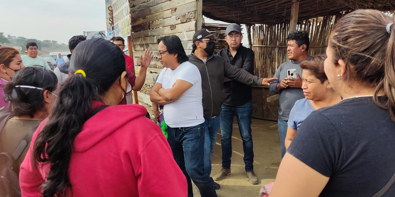 Presionan habitantes con la retención de Victor Cata en el palacio municipal de Mitla | El Imparcial de Oaxaca