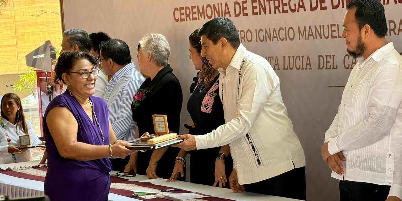 Reciben medallas y estímulo económico 574 maestros | El Imparcial de Oaxaca
