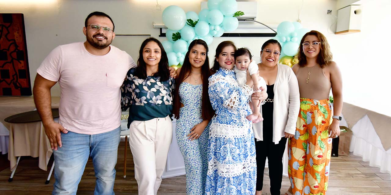 Fotos: Rubén Morales // Juan Carlos, Indira, Beatriz Martínez, Michelle Ortiz, y Brenda Martínez celebrando a Iam.