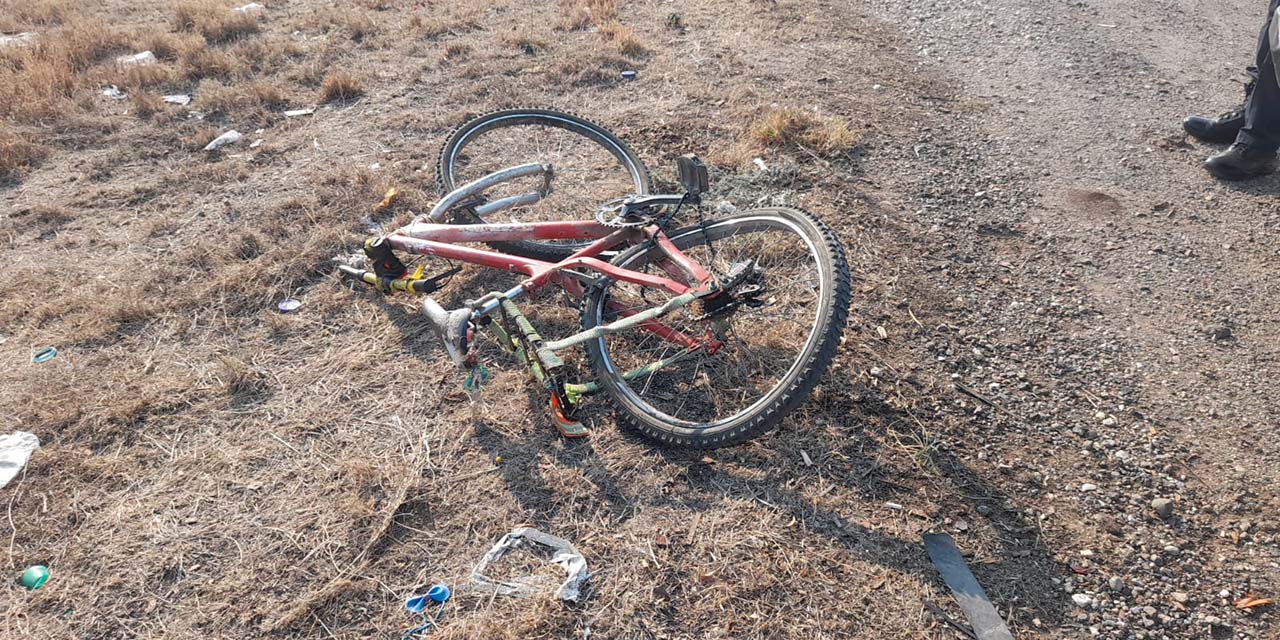 La bicicleta quedó chueca luego del impacto.