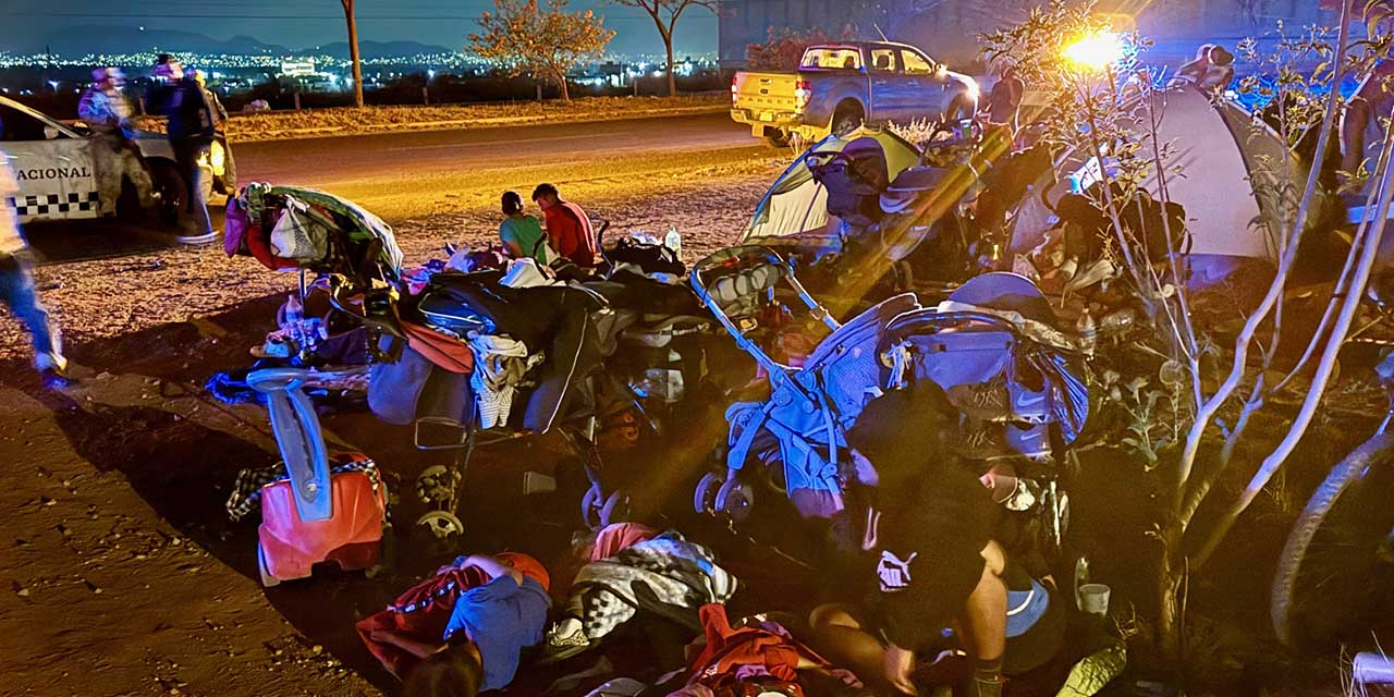 Fotos: Luis Alberto Cruz // La caravana migrante pernoctó anoche en la “Y”; hoy cruzará la ciudad capital.