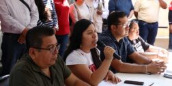 Fotos: Luis Alberto Cruz // La dirigencia de la Sección 22 informa que la base decidirá si continúa el paro y plantón indefinido en Oaxaca. Este lunes tomaron centros comerciales.
