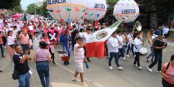 Fotos: Adrián Gaytán // La marcha de la “Marea Rosa”, donde asistieron en su mayoría militantes y simpatizantes del PRI, PAN y PRD, salió de la Fuente de las Ocho Regiones al Paseo Juárez El Llano.