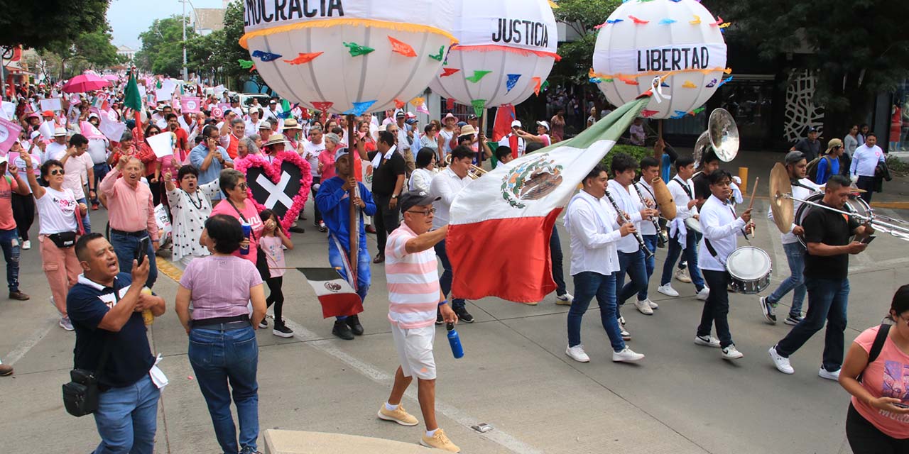 Fotos: Adrián Gaytán // La marcha de la “Marea Rosa”, donde asistieron en su mayoría militantes y simpatizantes del PRI, PAN y PRD, salió de la Fuente de las Ocho Regiones al Paseo Juárez El Llano.