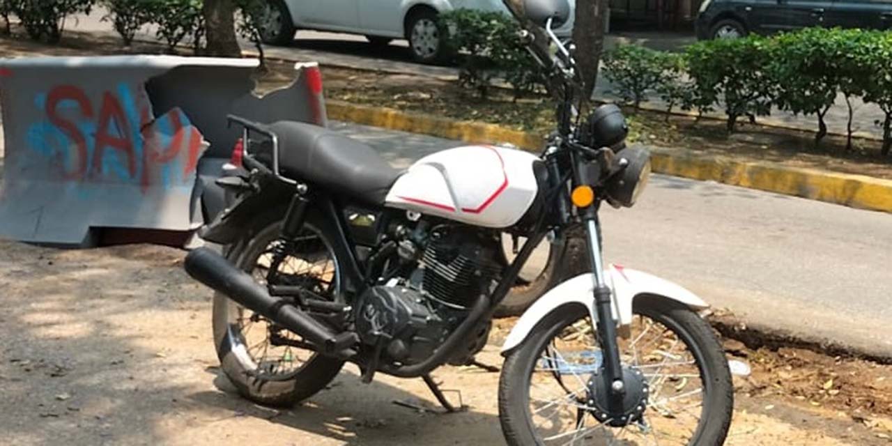 La motocicleta fue asegurada por los policías municipales.