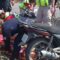 La mujer motociclista resultó severamente lesionada.