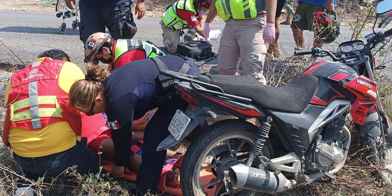 La mujer motociclista resultó severamente lesionada.