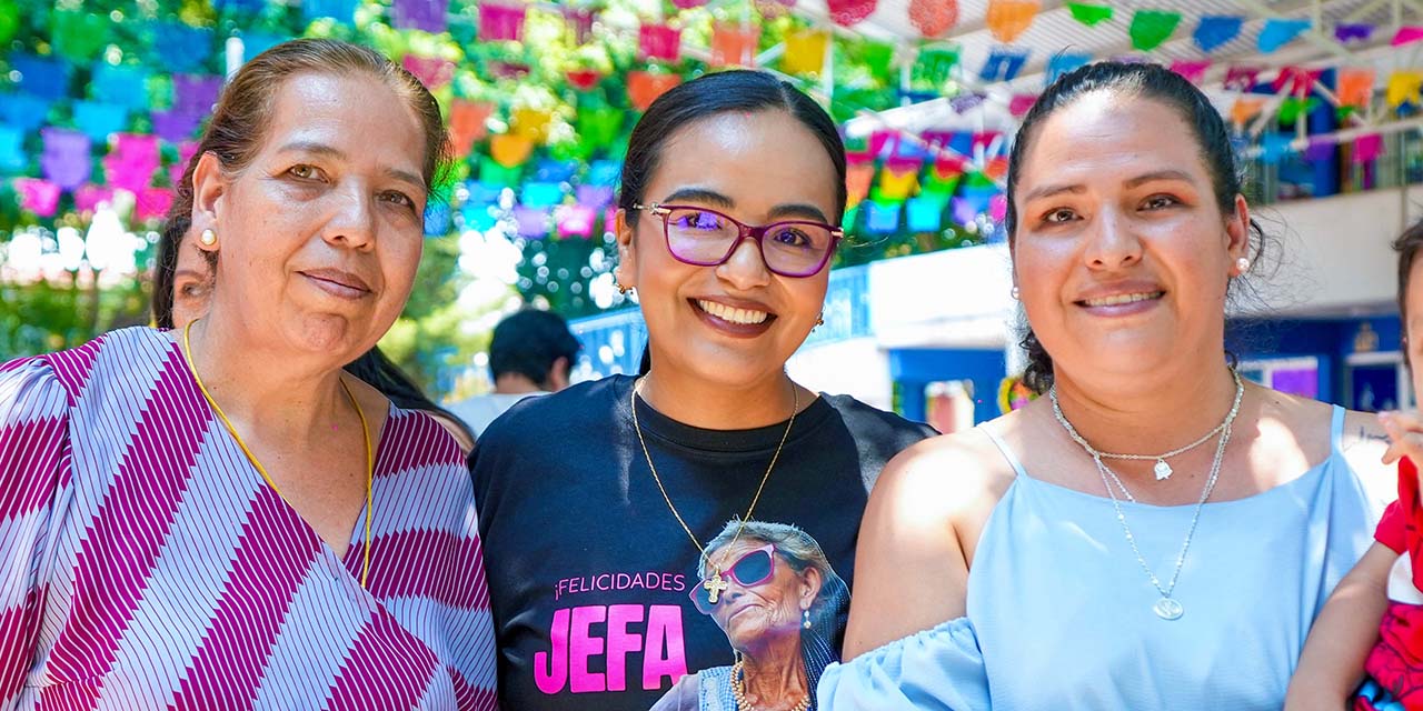 Foto: cortesía // Liz Arroyo con madres de familia de la Escuela Primaria 27 de Septiembre.