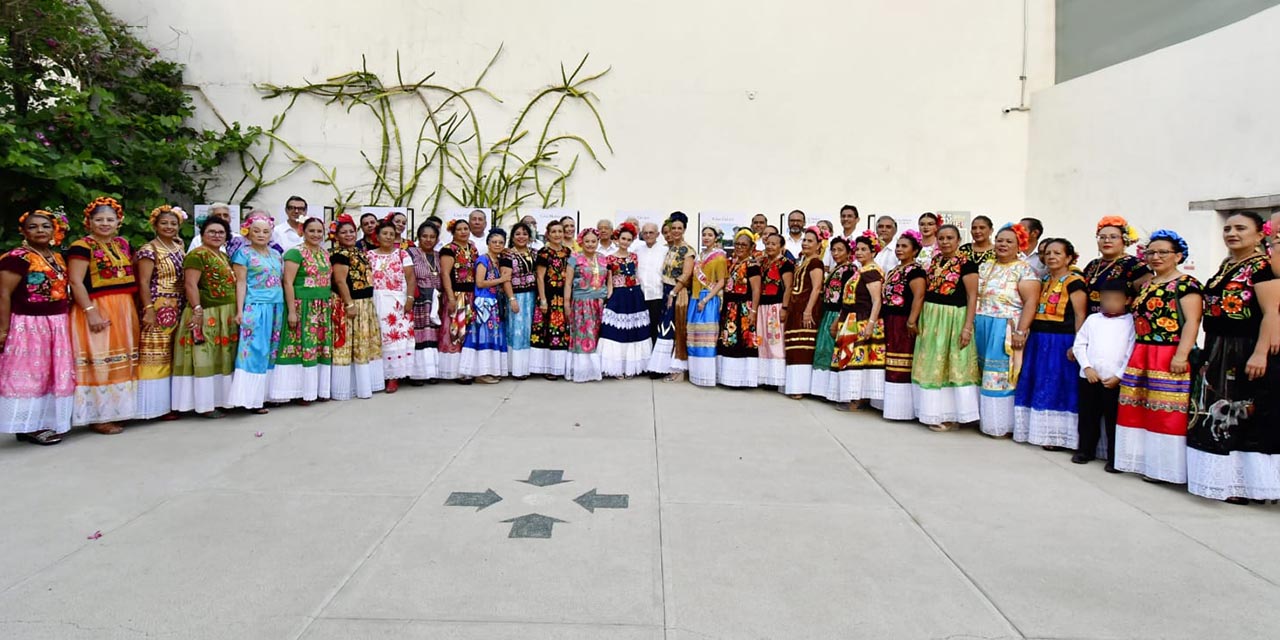 Fotos: Rubén Morales // La Asociación de Tehuanos Radicados en la Ciudad de Oaxaca reconoció este miércoles a los presidentes de la Fundación Alfredo Harp Helú Oaxaca.