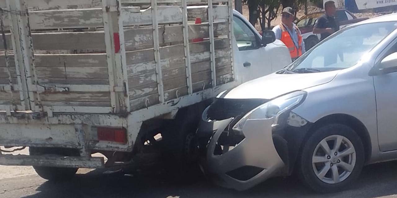 La colisión involucró un vehículo tipo Versa y una camioneta tipo NP300.