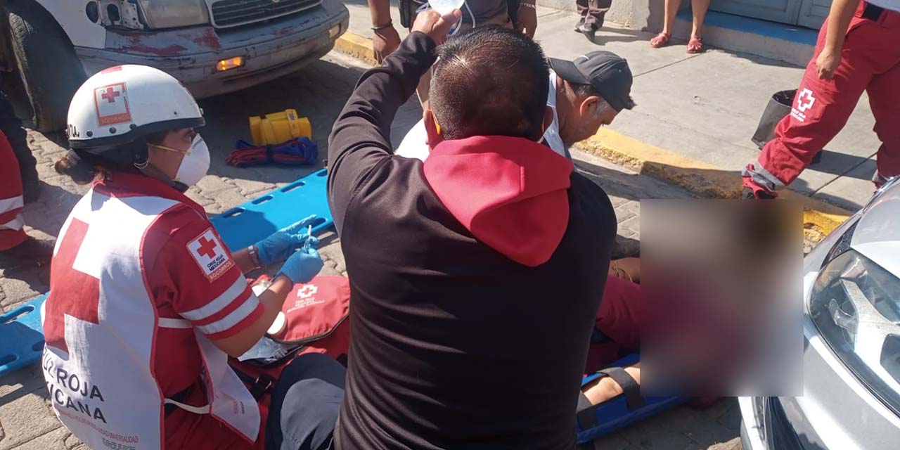 La mujer fue golpeada por una vagoneta marca Mercuri conducida por una ciudadana con domicilio en Ciudad Yagul.