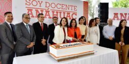 Fotos: Rubén Morales // La rectora Yoani Rodríguez partió el pastel en compañía de directores y maestros.