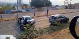 Foto: Andrés Carrera // La unidad de motor se subió a la banqueta, chocando contra una luminaria y terminó a la mitad de la carretera.