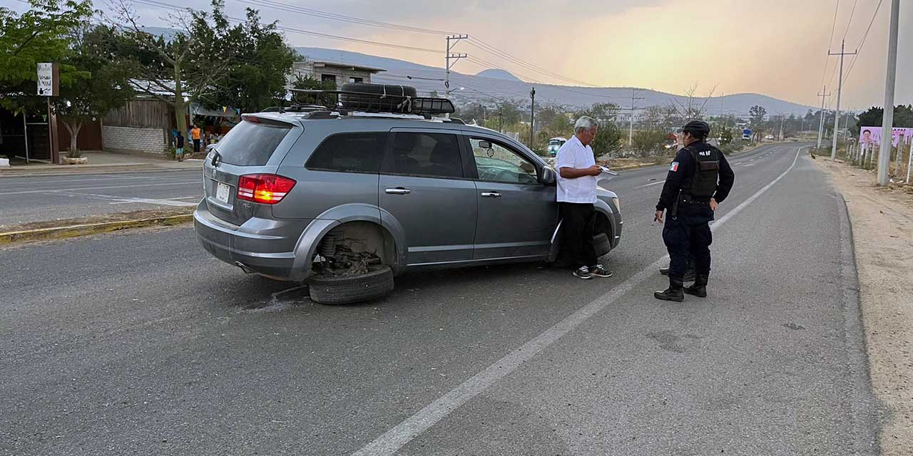 La unidad terminó atravesada en el carril contrario tras saltarse el camellón central.