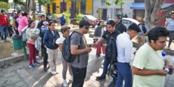 Foto: Secretaría de Turismo // Largas filas en la preventa de boletos para la Guelaguetza.