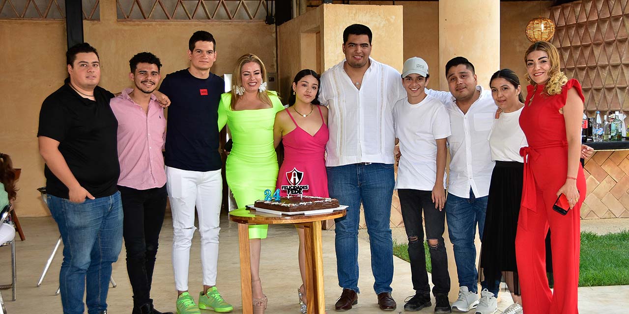 Fotos: Rubén Morales // Los amigos de Federico se reunieron este día para acompañarlo al sumar un año más a su calendario personal.