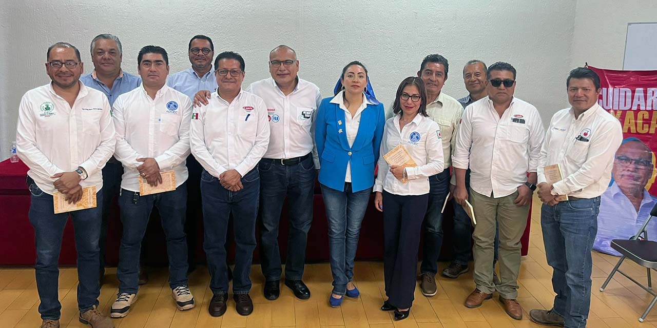 Foto: cortesía // Martín Vásquez Villanueva con integrantes de la CMIC.