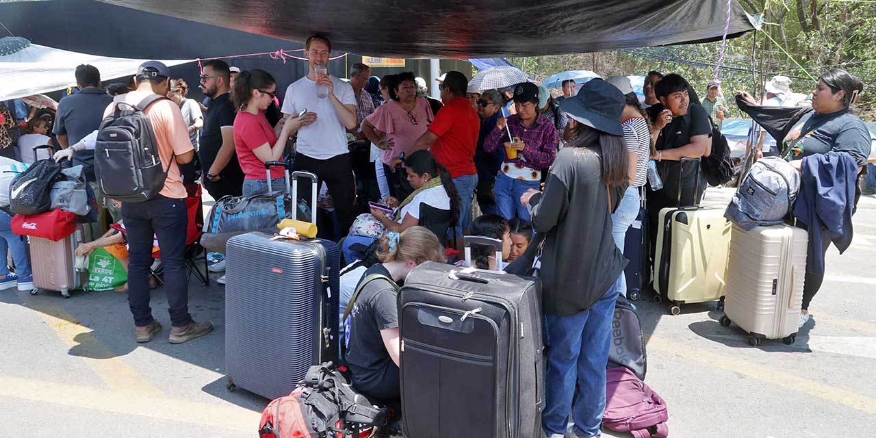 Foto: Luis Alberto Cruz // Más de mil 600 usuarios afectados por el bloqueo en el Aeropuerto este viernes.