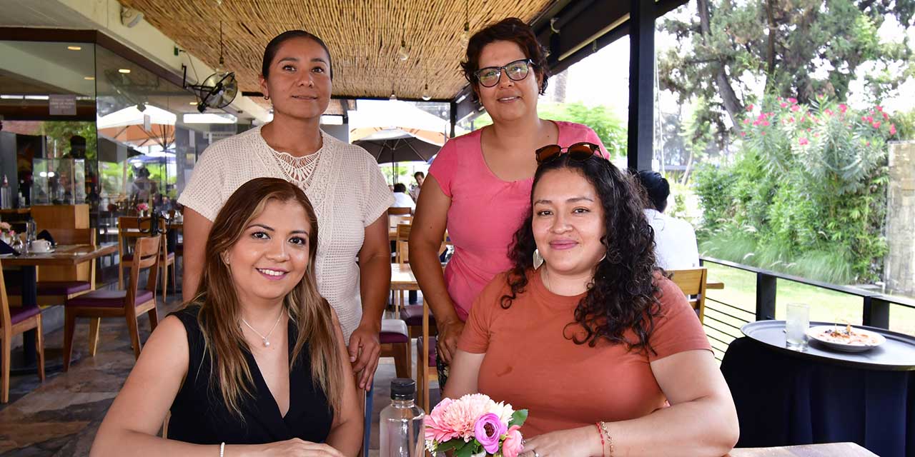 Fotos: Rubén Morales // Mariana Castillo y Deni García Elizabeth González le desearon lo mejor a su gran amiga Alma.