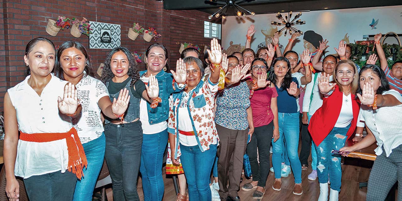 Mujeres profesionistas, trabajadoras y amas de casa dialogaron en Huautla, sobre la violencia política en razón de género.