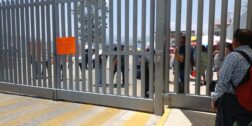 Foto: cortesía // Puertas de acceso de Ciudad Judicial con cartulinas de protestas por parte de trabajadores de Cabien.
