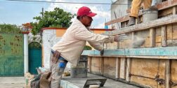Fotos: Sayra Cruz Hernández // Rufino Cruz Juárez se desempeña como albañil desde hace 25 años; desde hace 8 años es maestro responsable de obra; actualmente labora en un proyecto de techado y gradas de una cancha, en Reyes Etla.