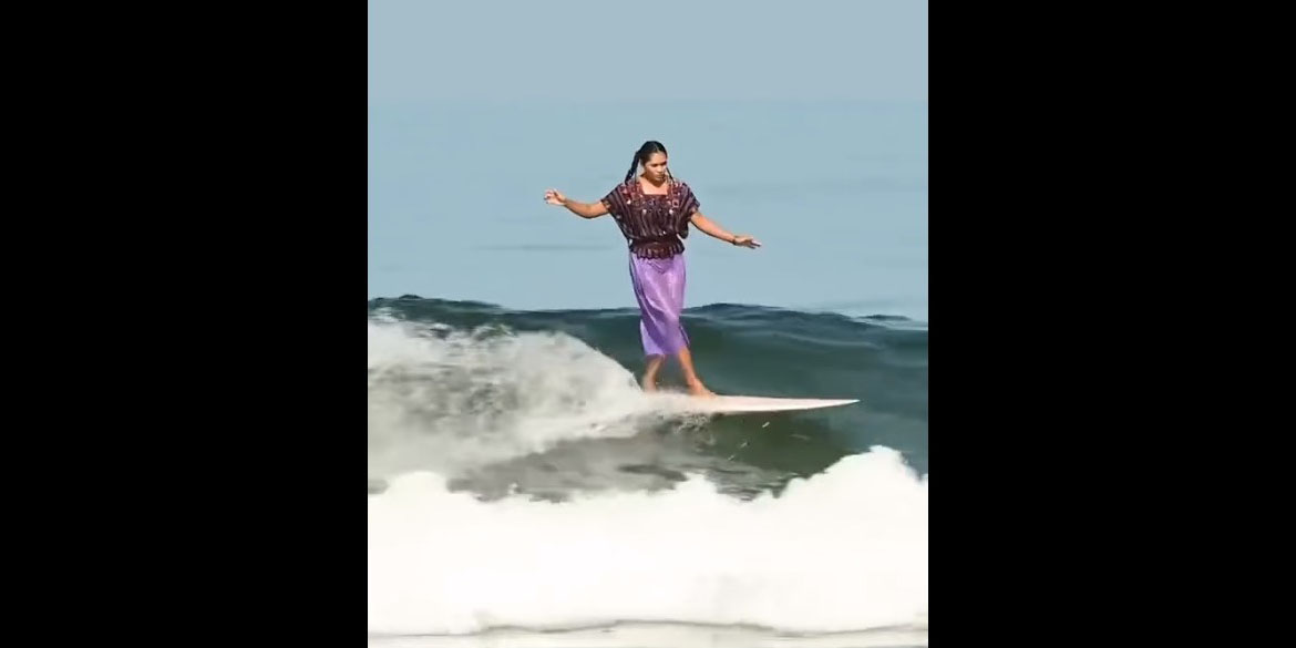 VIDEO | Deslumbra en redes sociales al surfear en huipil | El Imparcial de Oaxaca
