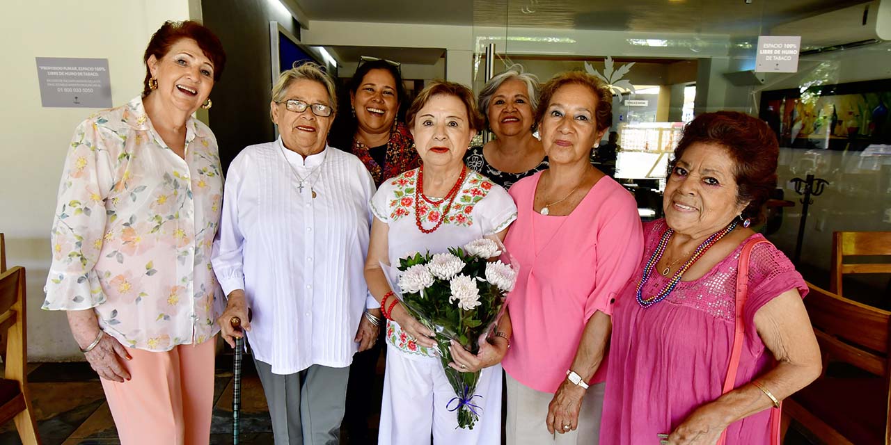 Foto: Rubén Morales // Sus amigas las colmaron de felicitaciones y buenos deseos.