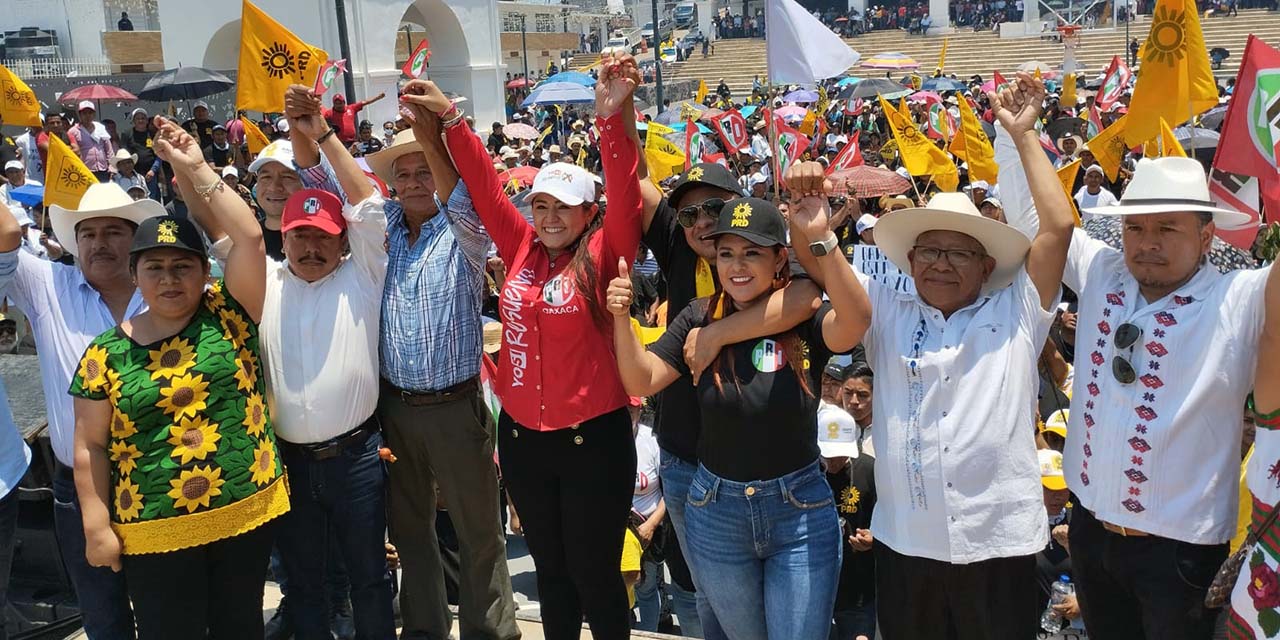 Un mar de gente en la marcha y cierre de campaña de la coalición PRD-PRI en Huautla, con David García Martínez.