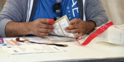 Foto: Luis Alberto Cruz // Una persona cuenta las boletas para iniciar la votación.