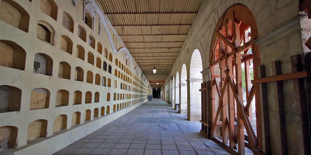 Fotos: Adrián Gaytán // Vázquez Herrera expuso que recientemente se concluyó la restauración del panteón San Miguel.