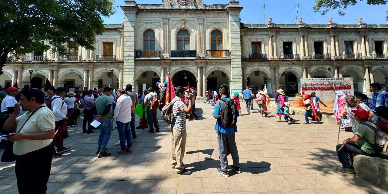 Foto: Luis Alberto Cruz // Los manifestantes exigen mesas de negociación entre el gobierno y las dirigencias.