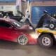 VIDEO: Mujer impacta su auto con grúa durante operativo en CDMX