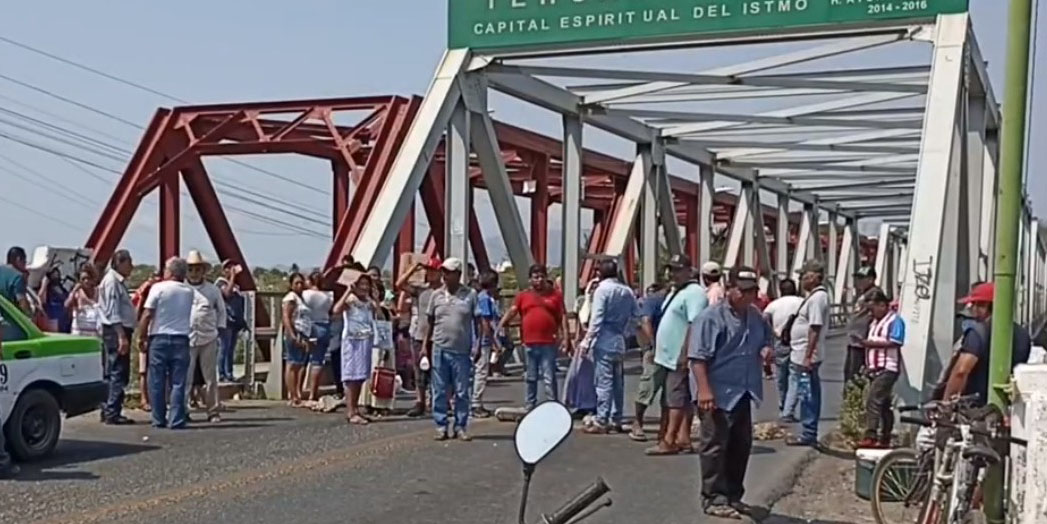 Hartos por falta de agua bloquean El Puente de Fierro en Tehuantepec | El Imparcial de Oaxaca