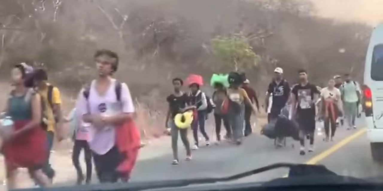 Caravana de migrantes avanza por la Sierra Sur de Oaxaca | El Imparcial de Oaxaca