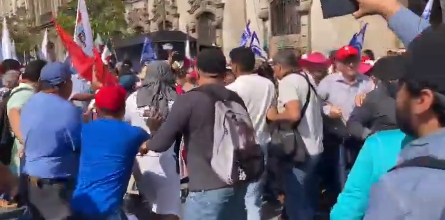 Video|Enfrentamiento en el Zócalo entre la CNTE y la Marea Rosa