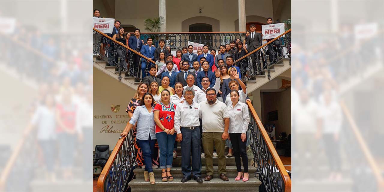 Foto: Adrián Gaytán // El candidato de Morena, Francisco Martínez Neri, con estudiantes de la Benemérita Universidad de Oaxaca.