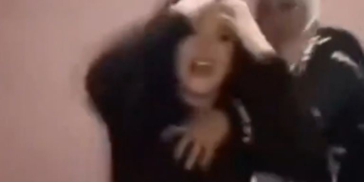 Video: Influencer musulmana es golpeada por sus padres en vivo por no cubrirse la cara