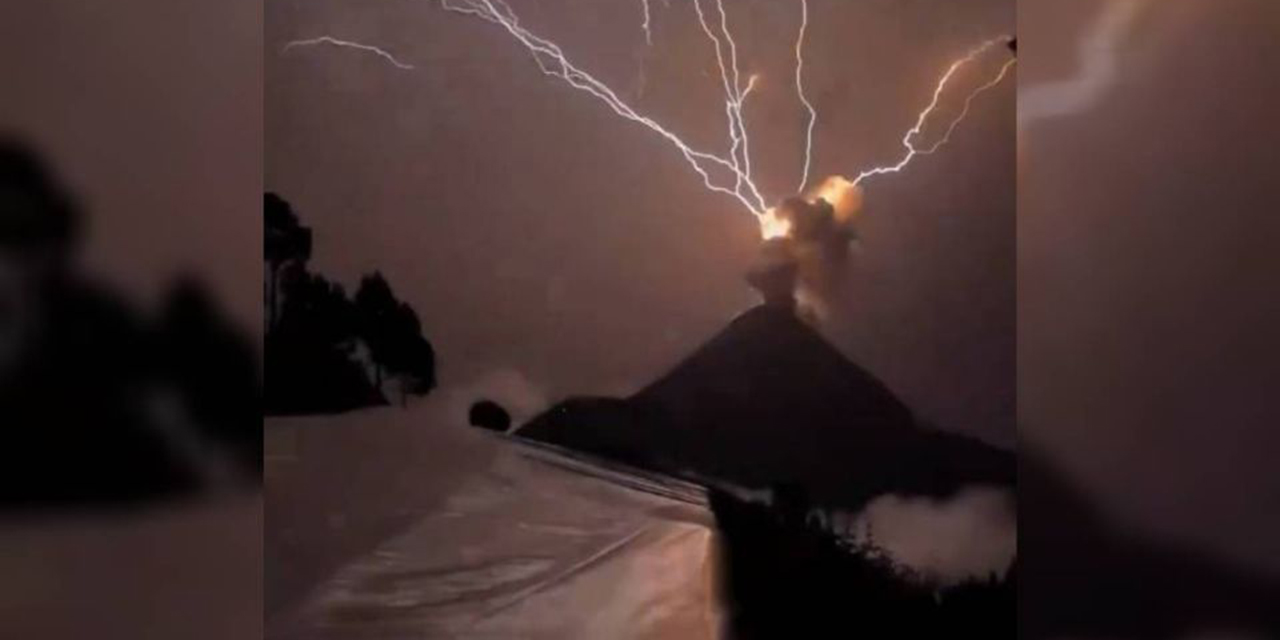 VIDEO: Rayo golpea el volcán de Fuego durante erupción en Guatemala | El Imparcial de Oaxaca