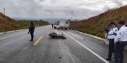 La motocicleta quedó desplazada varios metros y con daños materiales.La motocicleta quedó desplazada varios metros y con daños materiales.