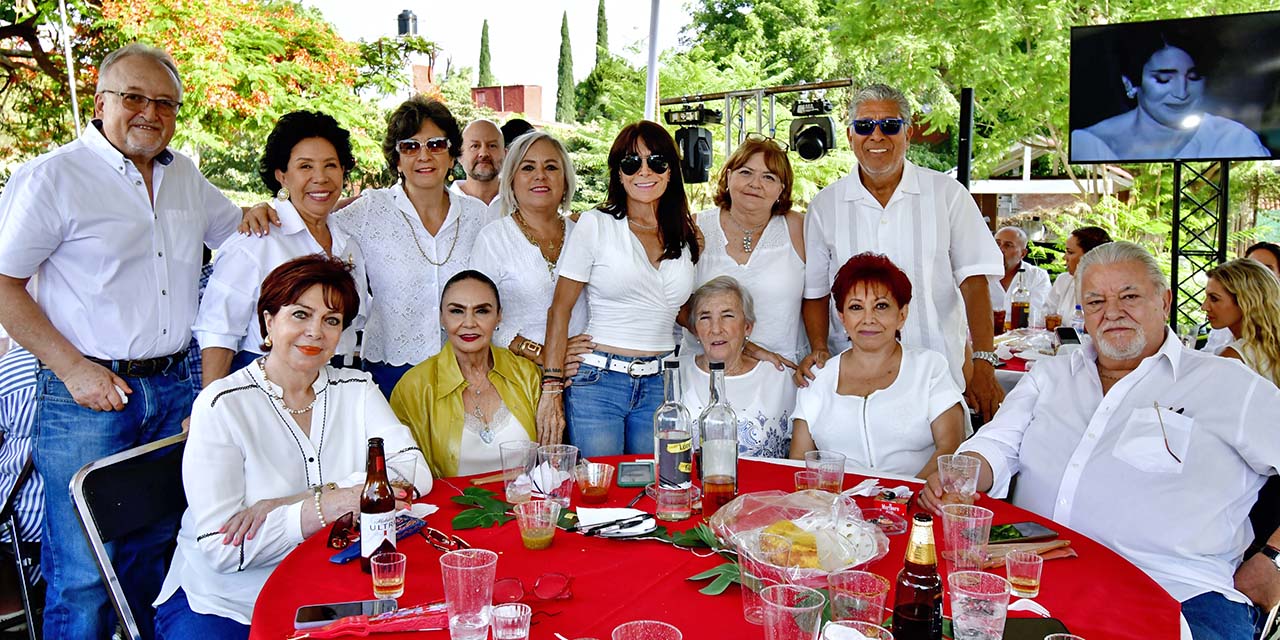 Fotos: Rubén Morales // Lorena Calderón Montes (al centro de la imagen) agradeció la presencia de sus familiares y amigos a tan importante celebración.