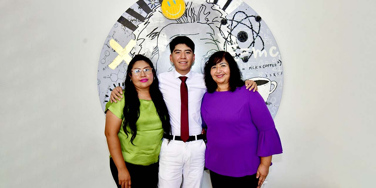 Fotos: Rubén Morales // La mamá Sandra Villa Santos y su madrina Irma Yolanda Ortiz le desearon lo mejor a Daleo.