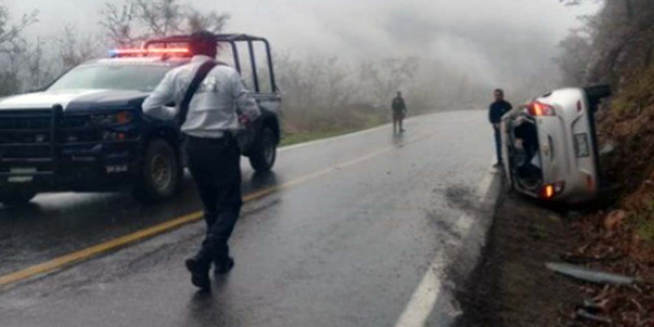 La unidad de motor derrapó debido a las condiciones de la carretera debido a las lluvias.