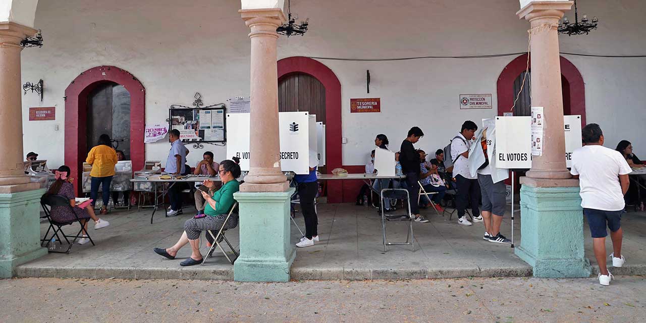 Foto: Luis Alberto Cruz // Cerrada votación en la Villa de Etla. Sólo 17 votos de diferencia entre el candidato de MC, Elías Roberto Mendoza y Dante Cruz, de Fuerza por México.