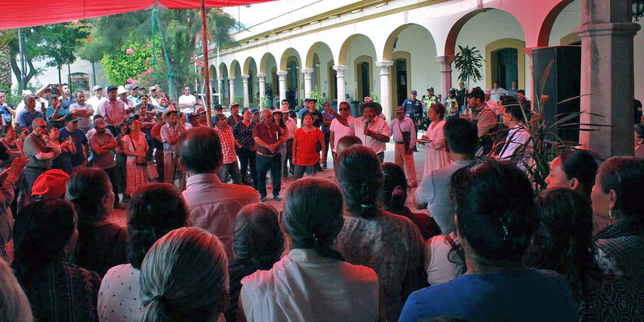 Foto: redes sociales // Asamblea comunitaria en Tlacolula de Matamoros.