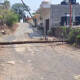 Peligro por poste caído y cables de alta tensión en Salina Cruz