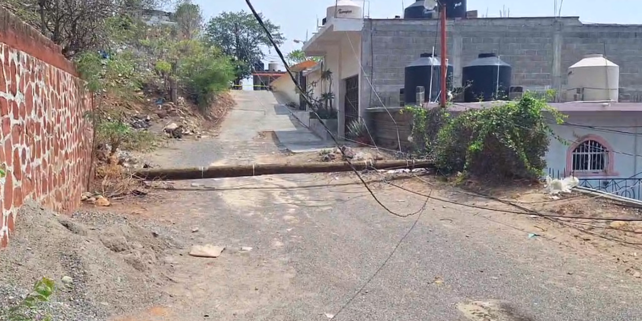 Peligro por poste caído y cables de alta tensión en Salina Cruz | El Imparcial de Oaxaca