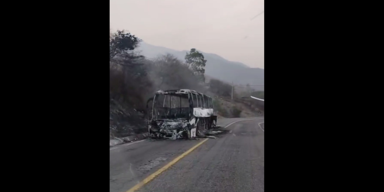 ¡Siniestro en la carretera 190! Queda calcinado autobús | El Imparcial de Oaxaca